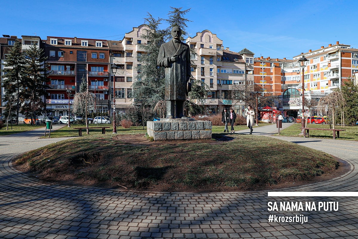 Spomenik Jovanu Cvijicu - grad Loznica